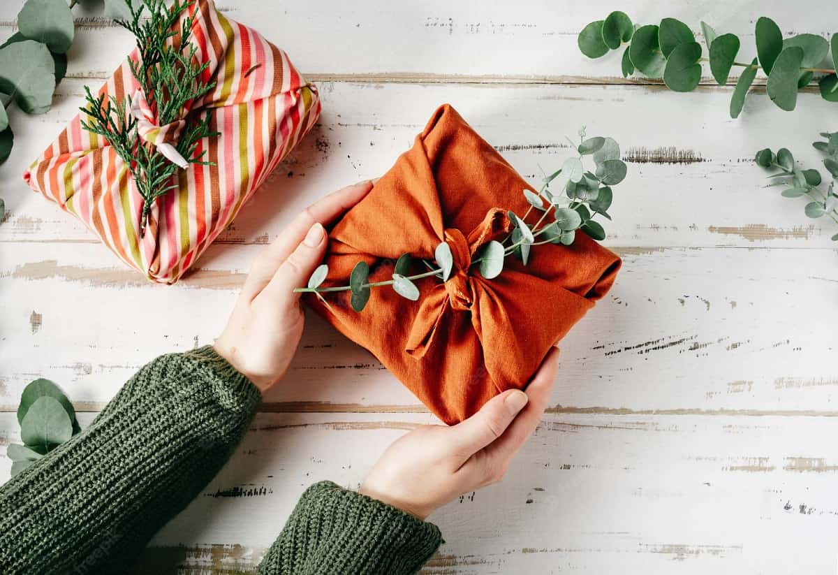 Offrez vos cadeaux autrement : des alternatives écologiques au papier cadeau